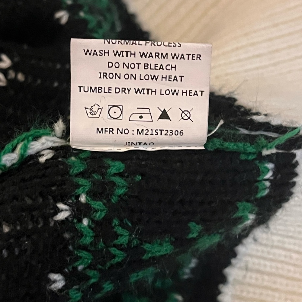 Simplee Festive Holiday Season Pullover Sweater, Sz Small, Green & White - Picture 6 of 6